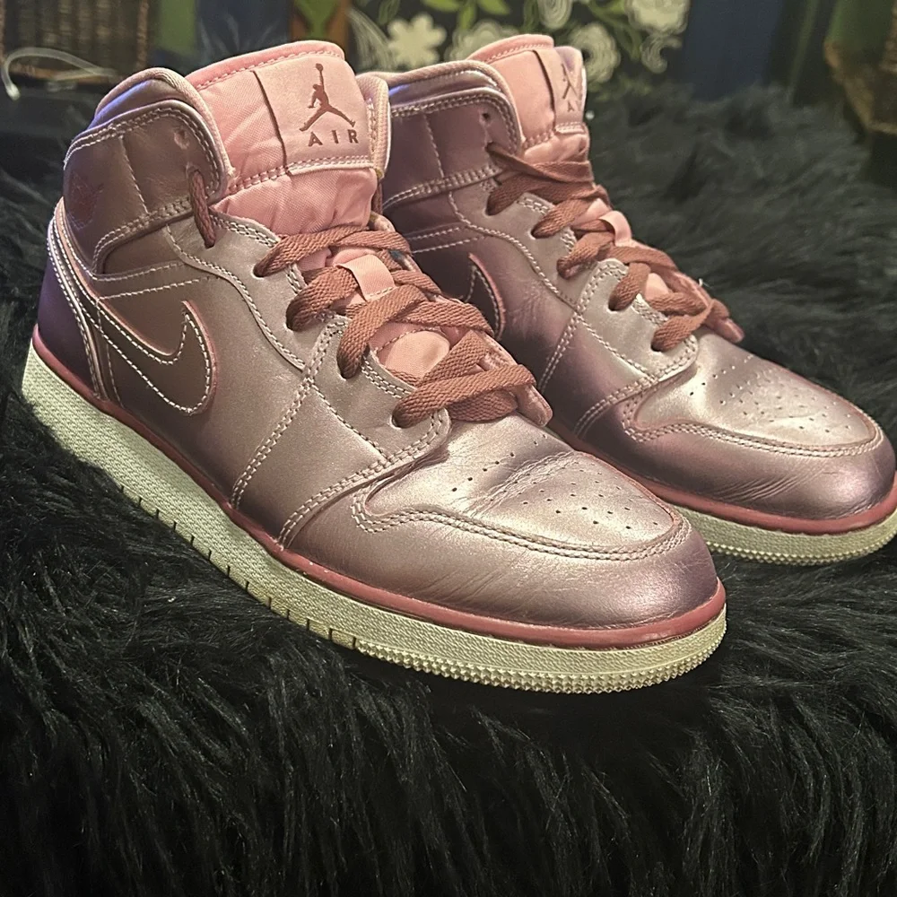 Air Jordan 1 Mid SE GS 'Metallic Pink Rose' Sz 8Y Big Kids HTF sz